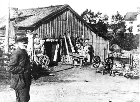 Per Norin II framför Kungsgårdens smedja